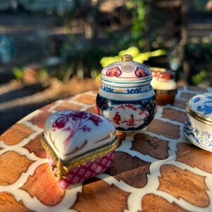 Four del Prado mini porcelain trinket boxes and one unbranded vintage violin box
